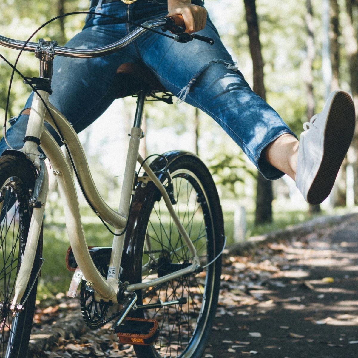 personne levant les pieds sur un vélo