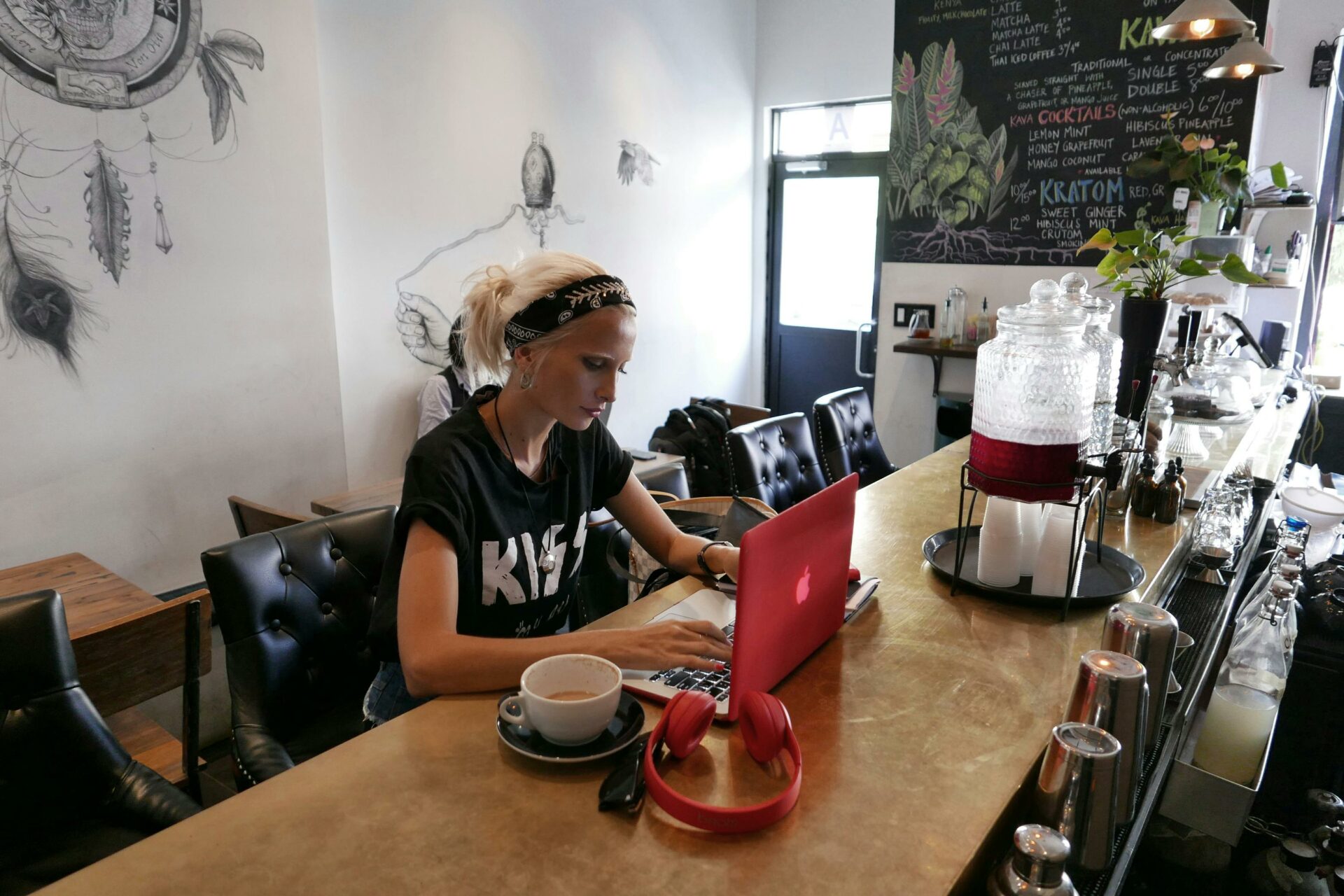 Femme Entrepreneur travaillant au bar d'un café